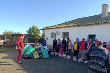 foto in ajun de sfantul dimitrie caravana faptelor bune a asociatiei suflete deschise printre semeni mentinand aprinsa candela credintei 6addcf089faba