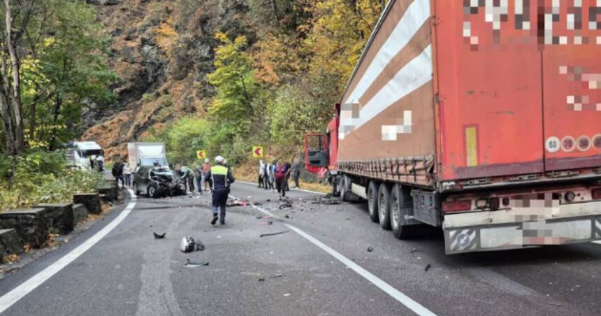 foto trafic rutier blocat pe valea oltului in urma unui accident rutier o persoana incarcerata 6ada30a44093d