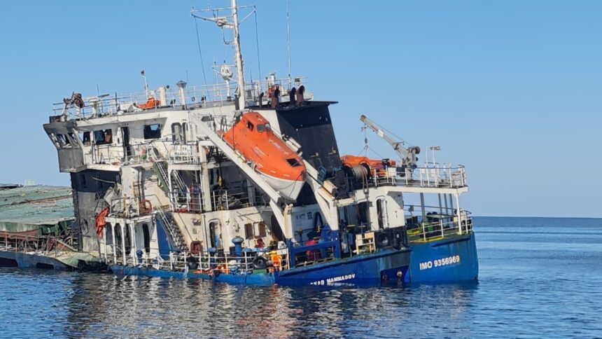 foto video oficialii garzii de coasta declaratii despre salvarea marinarilor de pe nava lovita de drone in marea neagra am gasit 11 persoane dintre care una era decedata 6ac3d37881052