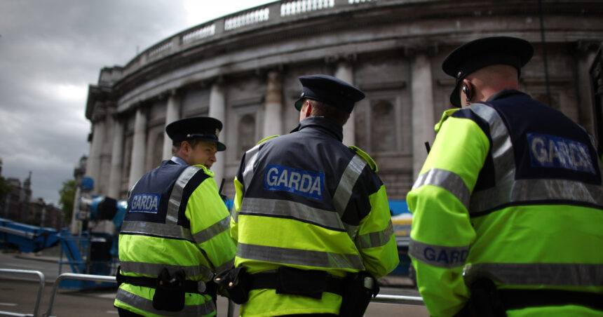 irlanda a expulzat 24 de romani condamnati pentru infractiuni grave ei au interdictia sa revina acolo in urmatorii 10 ani 6ad5e7d634669