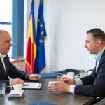 ivan nu vede reformele lui bolojan dincolo de a da afara 2 soferi de buldoexcavatoare pe la niste primarii si 3 ospatari de la guvern 6acdb366a27fa