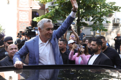 jandarmeria capitalei a dat 32 de amenzi de aproape 38 000 de lei sustinatorilor lui calin georgescu 6abe5a852bfac