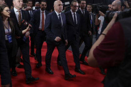 liberalii decid sambata cum se vor pozitiona fata de guvernul niculescu parerile sunt impartite in pnl 6ad3252987898