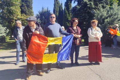 live foto miting pentru sustinerea lui calin georgescu la prefectura constanta prin acest protest dam un semnal ca romanii incep sa se uneasca spun manifestantii 6ac0c37c41a17