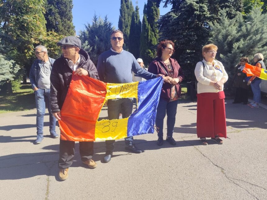 live foto miting pentru sustinerea lui calin georgescu la prefectura constanta prin acest protest dam un semnal ca romanii incep sa se uneasca spun manifestantii 6ac0c37c41a17