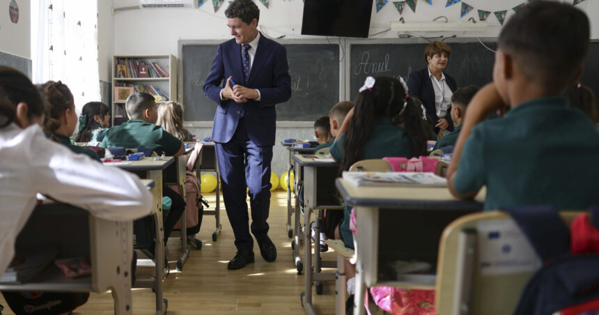 nicusor dan de ziua educatiei avem nevoie de profesionisti care sa educe tinerele generatii sa gandeasca critic 6ac35a546678a