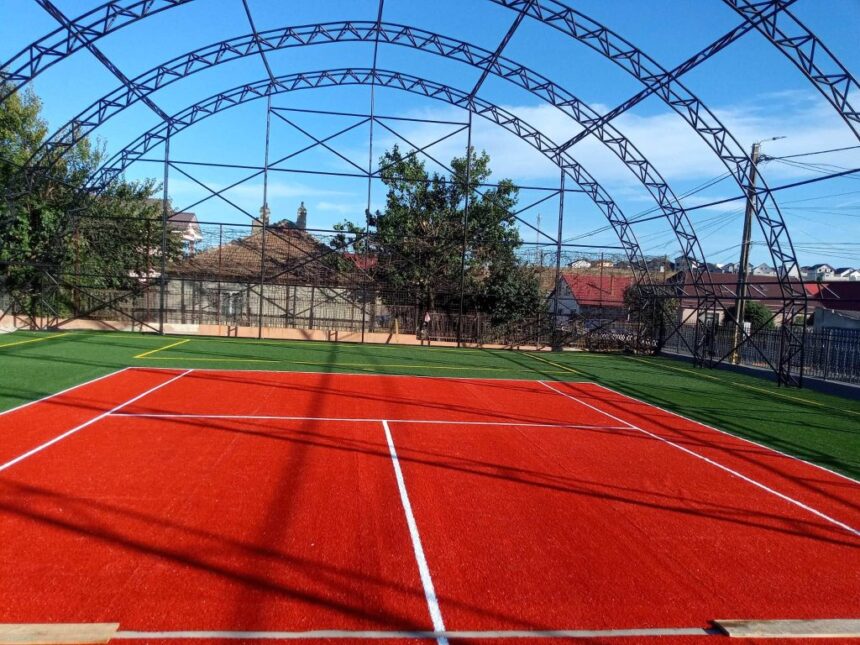 o noua investitie in valu lui traian terenul de sport de la scoala gimnaziala nr 2 este aproape gata 6ac575bdb09c4