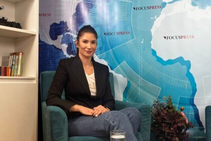 o primarita din romania pune cartea in mana copiilor lunea citim cu gimnaziul vinerea cu cei mici 6adbca1d78e98
