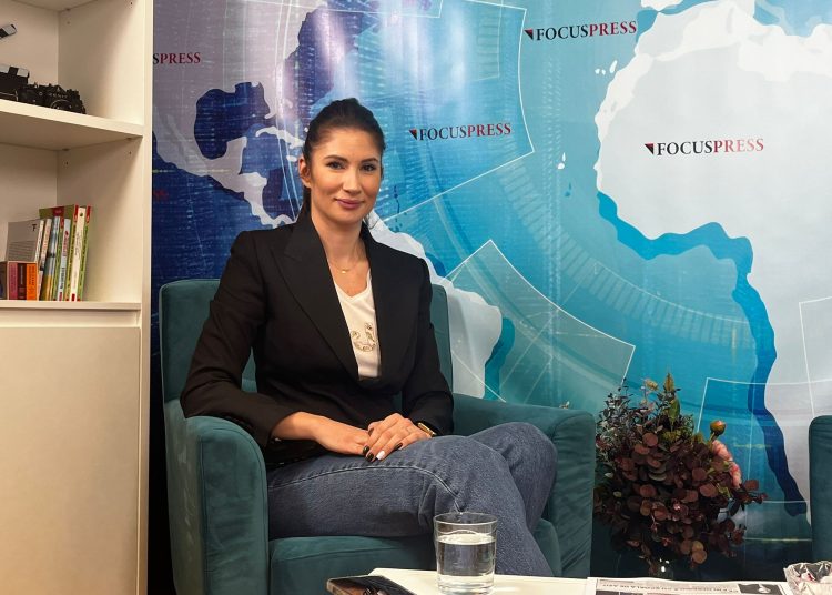 o primarita din romania pune cartea in mana copiilor lunea citim cu gimnaziul vinerea cu cei mici 6adbca1d78e98