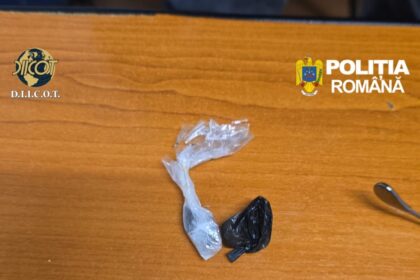 oprit in trafic la liceul pontica soferul a luat o la fuga si a aruncat o punga peste gard a fost condamnat pentru trafic de droguri 6ac6bd660403b