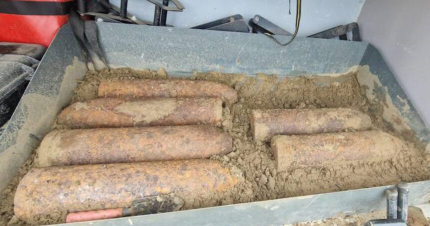 proiectile explozive de calibru 150 mm descoperite si ridicate de pirotehnistii isu iasi de pe traseul autostrazii a8 6ae4fbeb2e6d2
