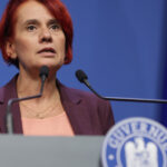 purtatoarea de cuvant a guvernului si a anuntat plecarea din functie ce i a transmis ioana dogioiu lui ilie bolojan 6ad6290b3e364