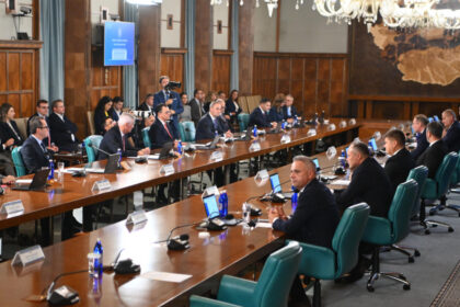 sedinta la guvern privind siguranta in scoli convocata de premierul luca niculescu dupa atacurile de la bistrita si pitesti 6adadcf34cc02