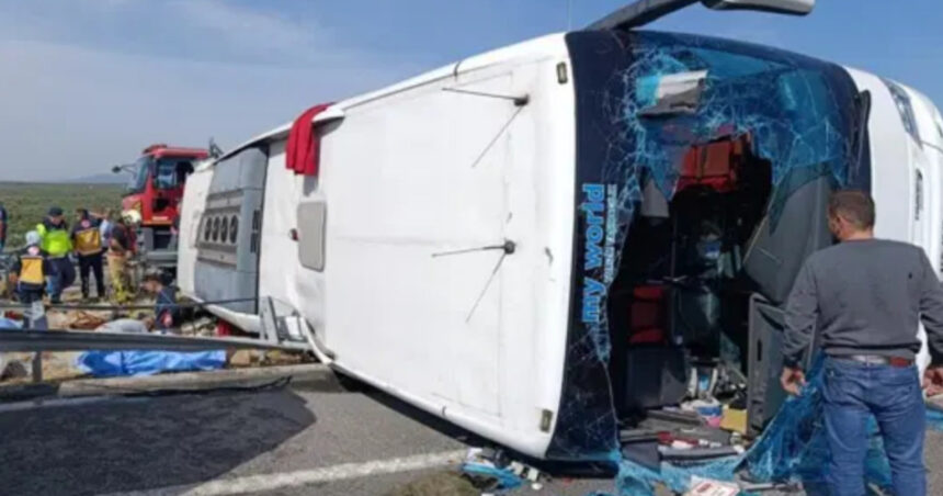 tragedie in turcia 11 morti si 27 de raniti dupa ce un autocar s a ciocnit cu un camion si s a rasturnat 6acb979323b14