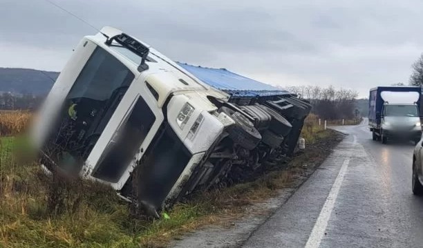 un autocamion incarcat cu floarea soarelui s a rasturnat la iesire din negureni 6abe6e6e777a5