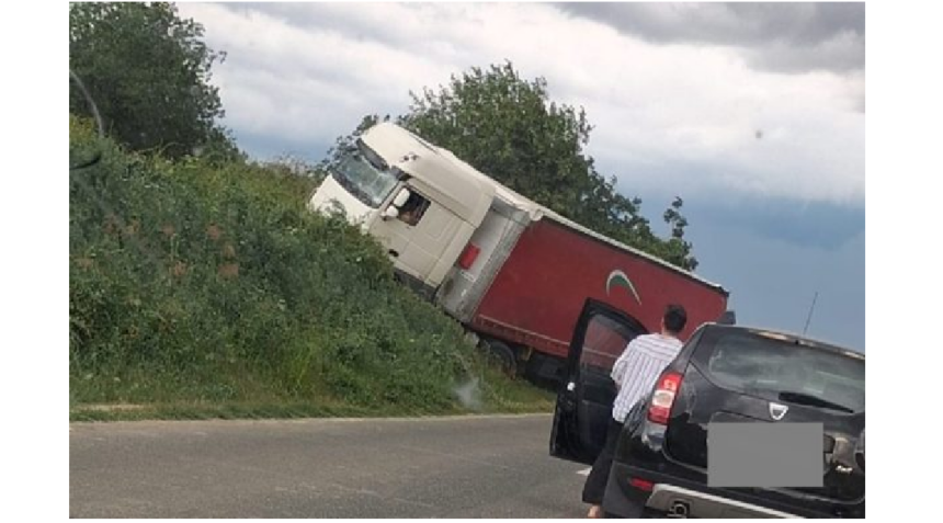 un tir s a rasturnat pe drumul spre localitatea oituz 6ac3a241d8d11