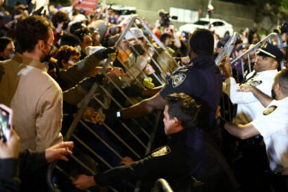 video agentii ice au impuscat un barbat la new york in masina acestuia se afla un copil de 5 ani newyorkezii sunt revoltati 6ac88e9947103