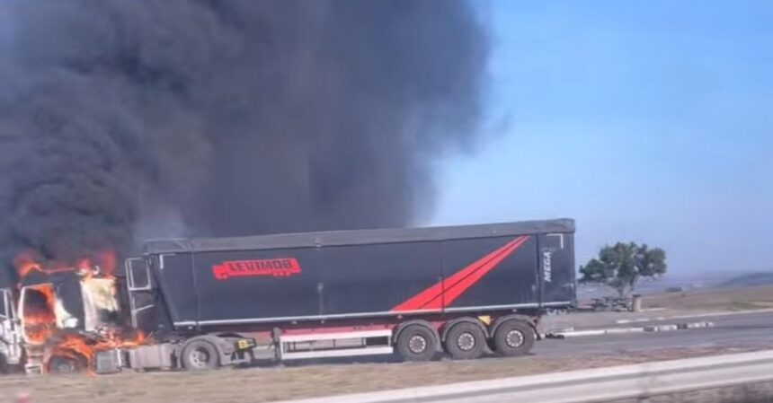 video alerta pe a2 un camion a luat foc intervin pompierii 6ac8f650b69d7