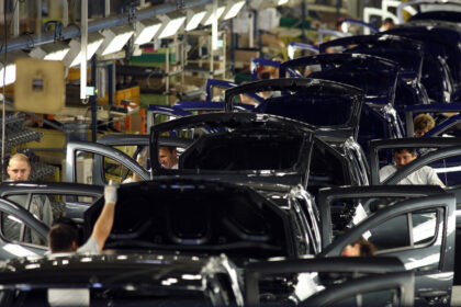 video dacia reduce productia la mioveni pe fondul scaderii comenzilor angajatii pot primi pana la 240 000 de lei la plecarea voluntara 6ac4ee72f2658