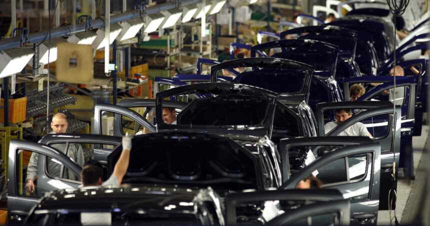 video dacia reduce productia la mioveni pe fondul scaderii comenzilor angajatii pot primi pana la 240 000 de lei la plecarea voluntara 6ac4ee72f2658