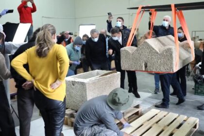 video imagini in premiera sarcofag de copil descoperit intact in zona flamanda din constanta deschiderea artefactului transmisa in direct 6ae063f916aa4