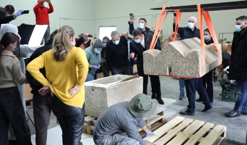 video imagini in premiera sarcofag de copil descoperit intact in zona flamanda din constanta deschiderea artefactului transmisa in direct 6ae063f916aa4