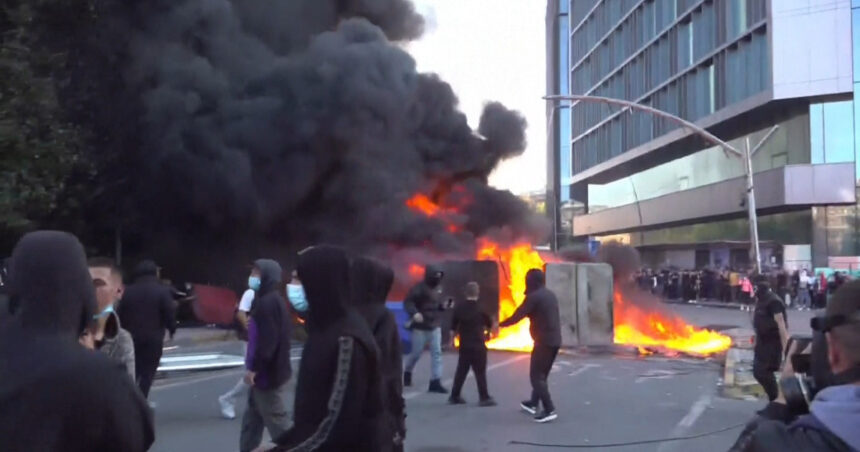 video incendiu la ministerul educatiei din albania in timpul protestelor studentilor politia intervine cu gaze lacrimogene si tunuri cu apa 6acf9a17db45a