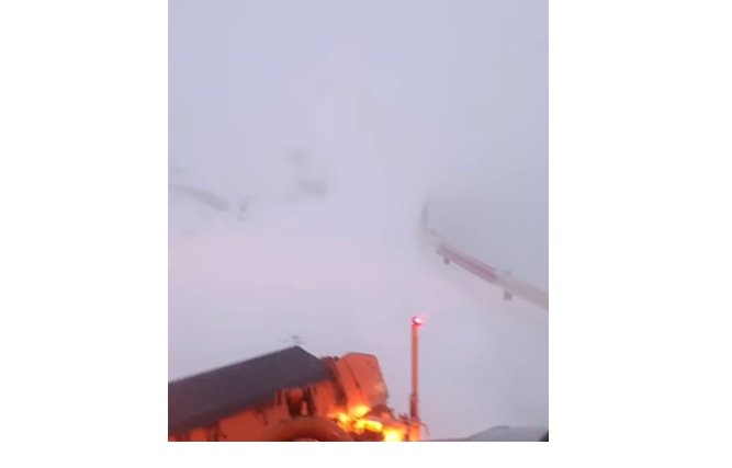 video ninsoare abundenta pe transfagarasan drumarii intervin cu utilaje de deszapezire 6ad1d1e477c4e