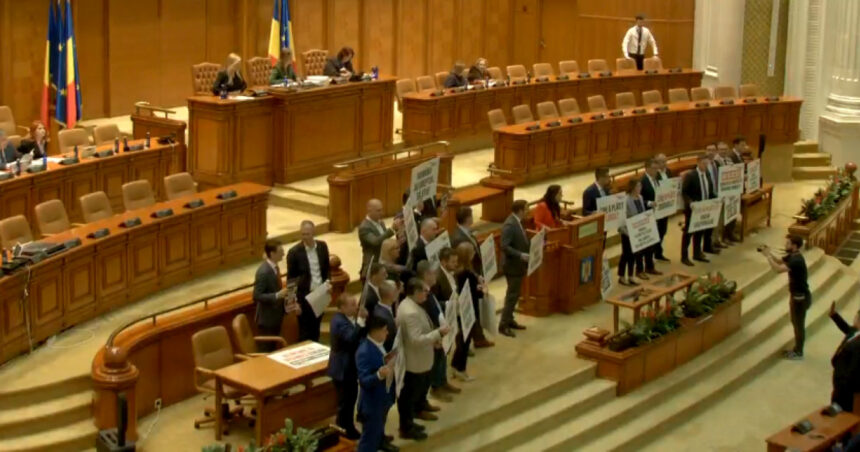 video protest in plenul camerei deputatilor usr cere infiintarea comisiei parlamentare de ancheta mykonos nordis 6ac60ebaf3afc
