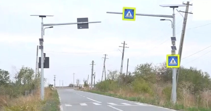 video trecerea de pietoni cu instalatie de iluminare care face legatura intre un sant si o miriste 6acf37cb24258