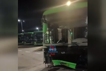 video un sofer de autobuz din suceava a urcat baut la volan si a distrus 5 masini un stalp si ghereta paznicului autobazei 6ad070cb635e8