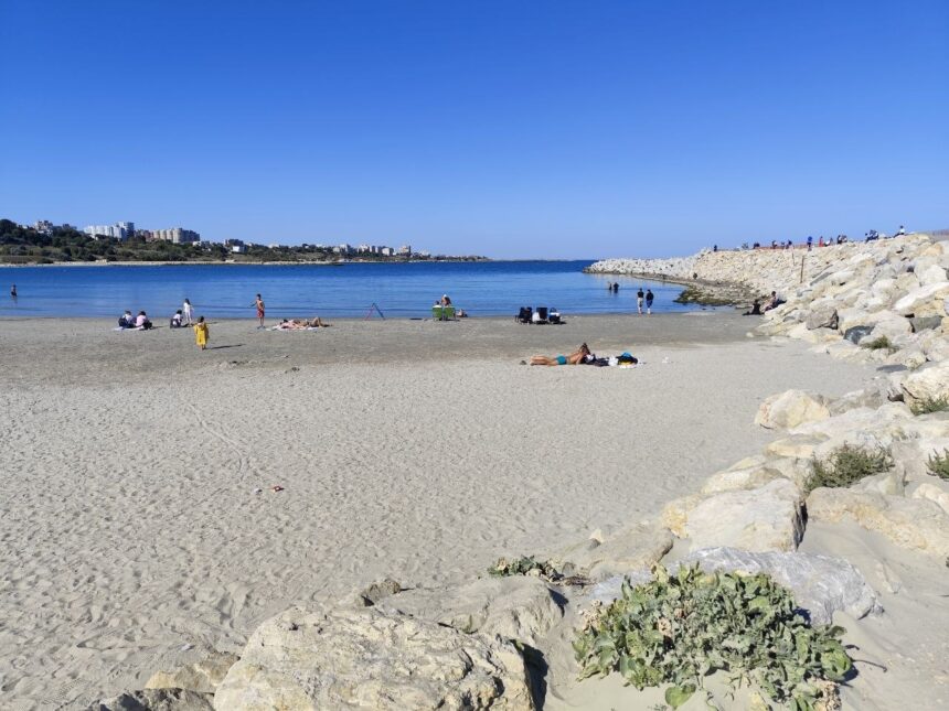 video zi de vara la constanta la inceput de octombrie unii localnici au facut plaja 6ac249b849c77