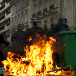 videofoto violente pe strazile parisului in timpul protestelor elevilor cocktailuri molotov incendii si interventii cu gaze lacrimogene 6ace532448fc9
