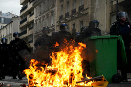 videofoto violente pe strazile parisului in timpul protestelor elevilor cocktailuri molotov incendii si interventii cu gaze lacrimogene 6ace532448fc9