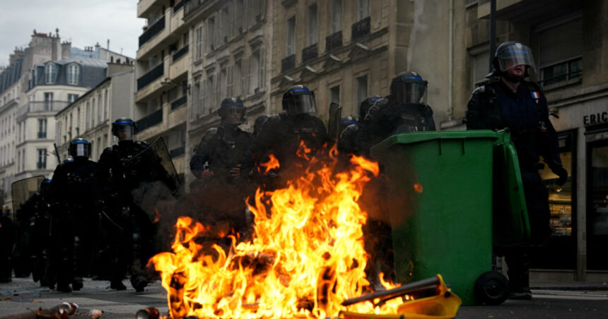 videofoto violente pe strazile parisului in timpul protestelor elevilor cocktailuri molotov incendii si interventii cu gaze lacrimogene 6ace532448fc9